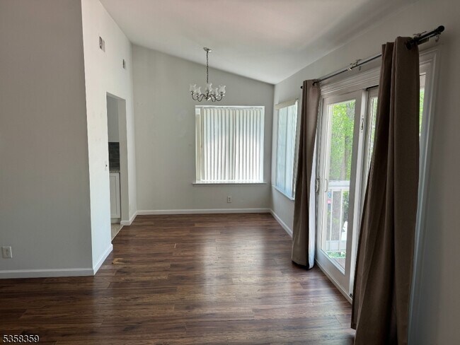 24 Sage Ct in Bedminster, NJ - Foto de edificio - Building Photo