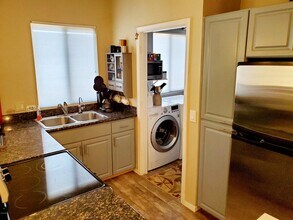 1411 E Orangewood Ave-Unit -203 in Phoenix, AZ - Building Photo - Building Photo