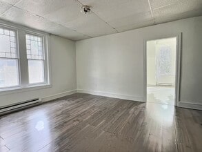 4620 Wayne Ave, Unit Apt #2 in Philadelphia, PA - Foto de edificio - Building Photo