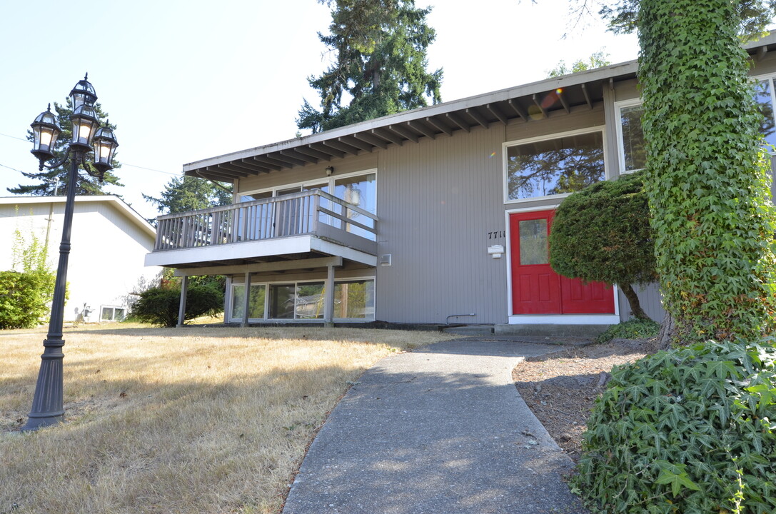 7711 SE 39th St in Mercer Island, WA - Building Photo