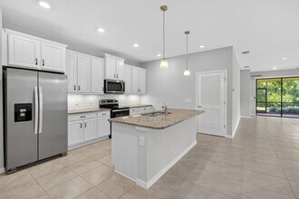 21008 Fetterbush Pl in Venice, FL - Building Photo - Building Photo