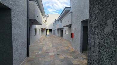 13347 Victory Blvd in Los Angeles, CA - Building Photo - Building Photo