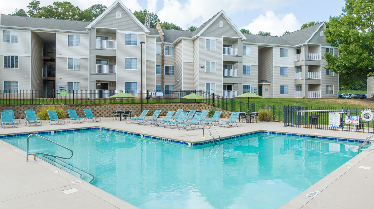 Village Green Student Housing in Raleigh, NC - Foto de edificio