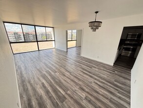 3930 S University Center Dr in Las Vegas, NV - Building Photo - Building Photo