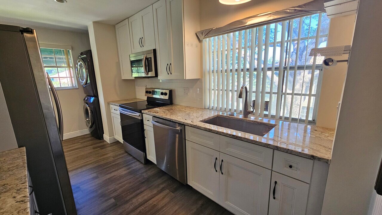 6560 Via Regina in Boca Raton, FL - Building Photo