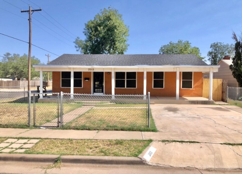 2012 31st St in Lubbock, TX - Foto de edificio