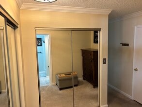 807 N Howard St, Unit Seminary Hill Condo in Alexandria, VA - Foto de edificio - Building Photo