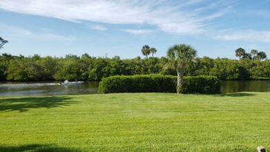 2800 Indian River Blvd in Vero Beach, FL - Foto de edificio - Building Photo