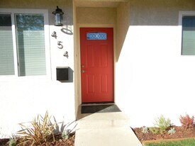 450 N Cypress St in Orange, CA - Building Photo