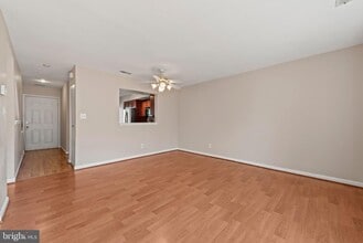 21673 Hazelnut Square in Sterling, VA - Building Photo - Building Photo