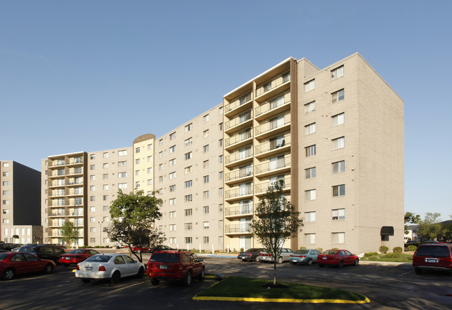 Sky Gate Apartments in Westland, MI - Foto de edificio - Building Photo