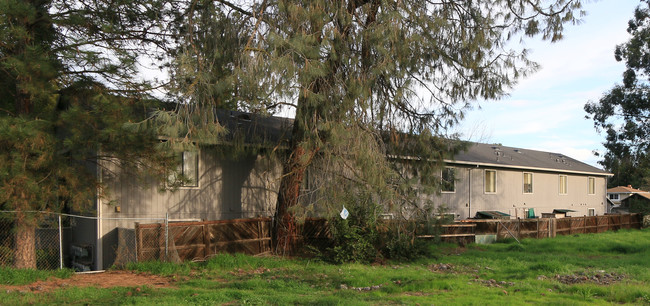 Sutter Court Apartments in Carmichael, CA - Building Photo - Building Photo