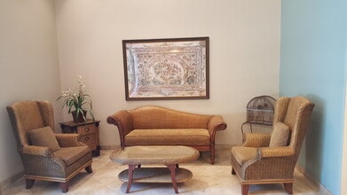 4041 Via Marisol in Los Angeles, CA - Foto de edificio - Building Photo