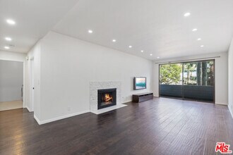 310 Tahiti Way in Marina Del Rey, CA - Building Photo - Building Photo