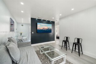 4421 NW 9th St in Miami, FL - Building Photo