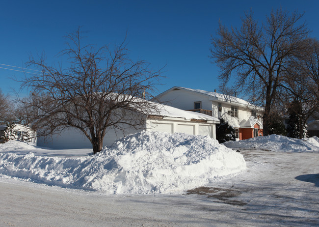 8097 Mckinley St NE in Spring Lake Park, MN - Building Photo - Building Photo