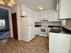 22 Dartmouth Dr in Groton, CT - Building Photo - Building Photo