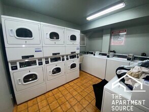 656 W Grace St, Unit 5 in Chicago, IL - Building Photo - Building Photo