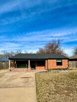 1705 Carlisle Rd in The Village, OK - Building Photo