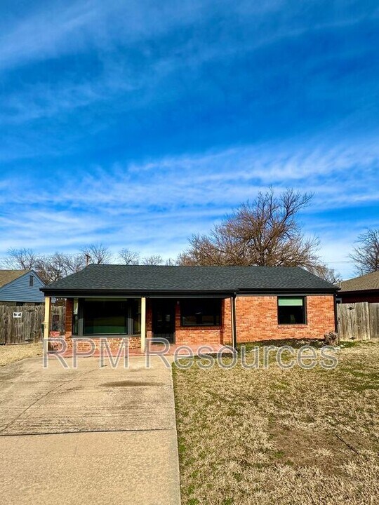 1705 Carlisle Rd in The Village, OK - Building Photo
