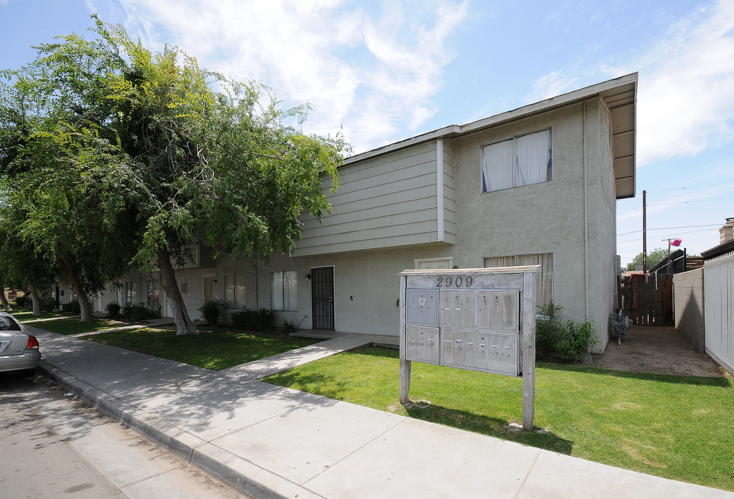 South Chester Avenue Apartments in Bakersfield, CA - Building Photo