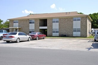 108 W Godley Ave in Godley, TX - Foto de edificio - Building Photo