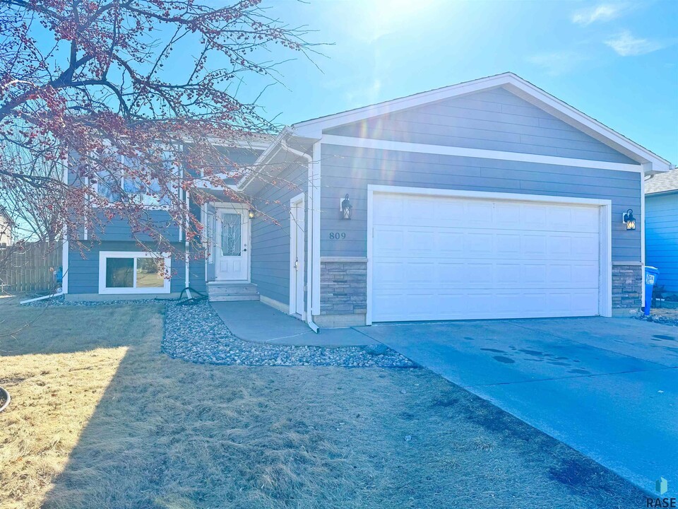 809 Chokecherry St in Harrisburg, SD - Building Photo