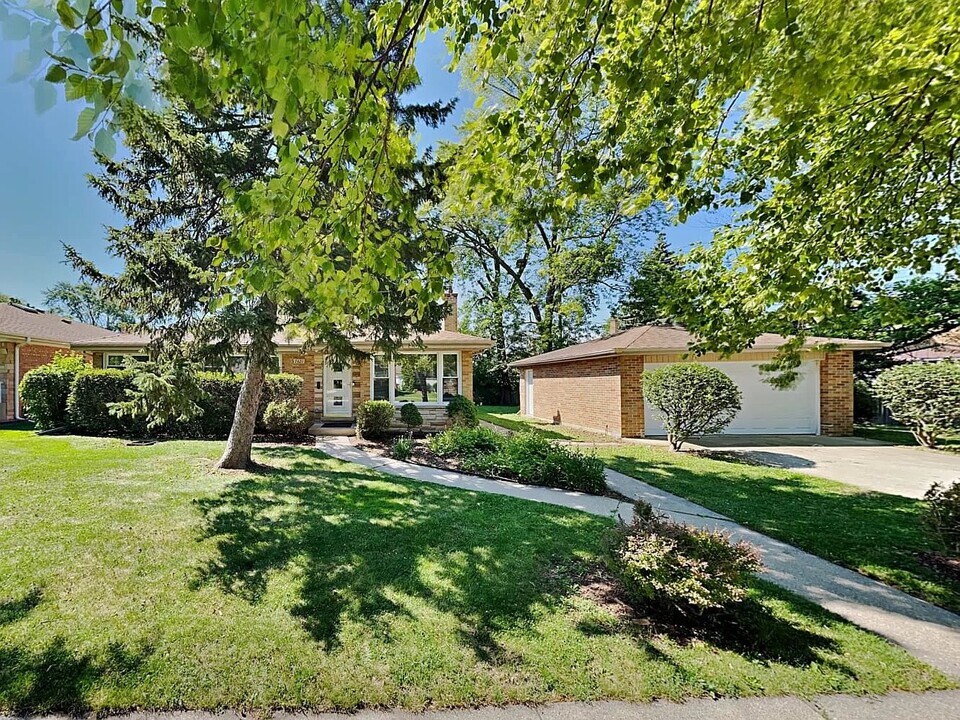 7621 W Madison St in Niles, IL - Building Photo