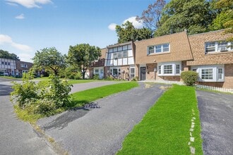 8 Roundtree Ct in Beacon, NY - Building Photo - Building Photo