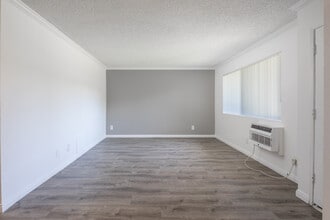 Villa La Paz in Bellflower, CA - Foto de edificio - Interior Photo