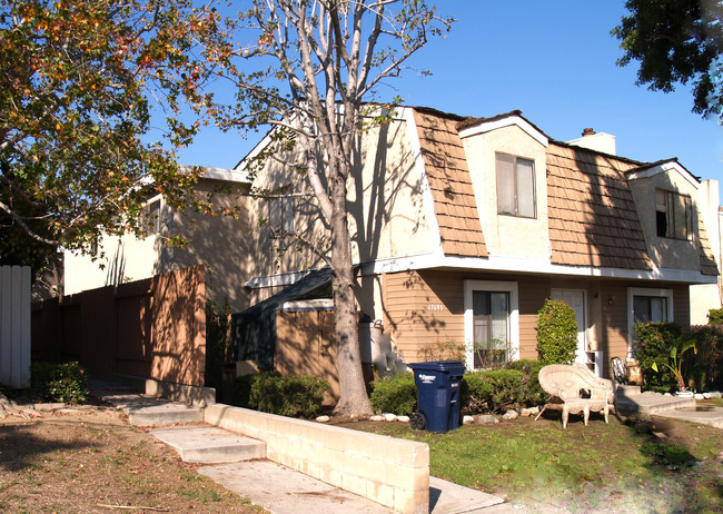 17691 Van Buren St in Huntington Beach, CA - Foto de edificio - Building Photo