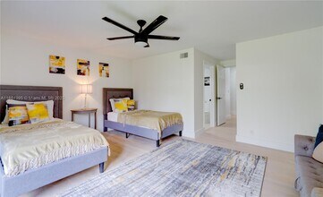 347 NE 110th St in Miami, FL - Foto de edificio - Building Photo