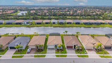 4943 Sienna Isles Ave in Wimauma, FL - Building Photo - Building Photo