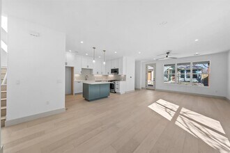 512 W St Johns Ave in Austin, TX - Building Photo - Building Photo