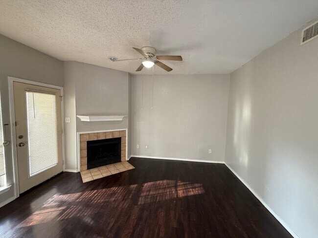 9601 Forest in Dallas, TX - Foto de edificio - Building Photo