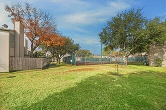 880 Tully St in Houston, TX - Building Photo - Building Photo