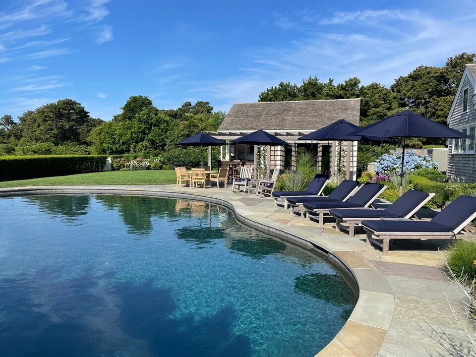 1 Pochick Ave in Nantucket, MA - Building Photo