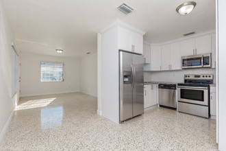 11134 SW 7th St in Miami, FL - Building Photo - Interior Photo