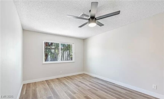 3904 Stormcrest Dr in Las Vegas, NV - Building Photo - Building Photo