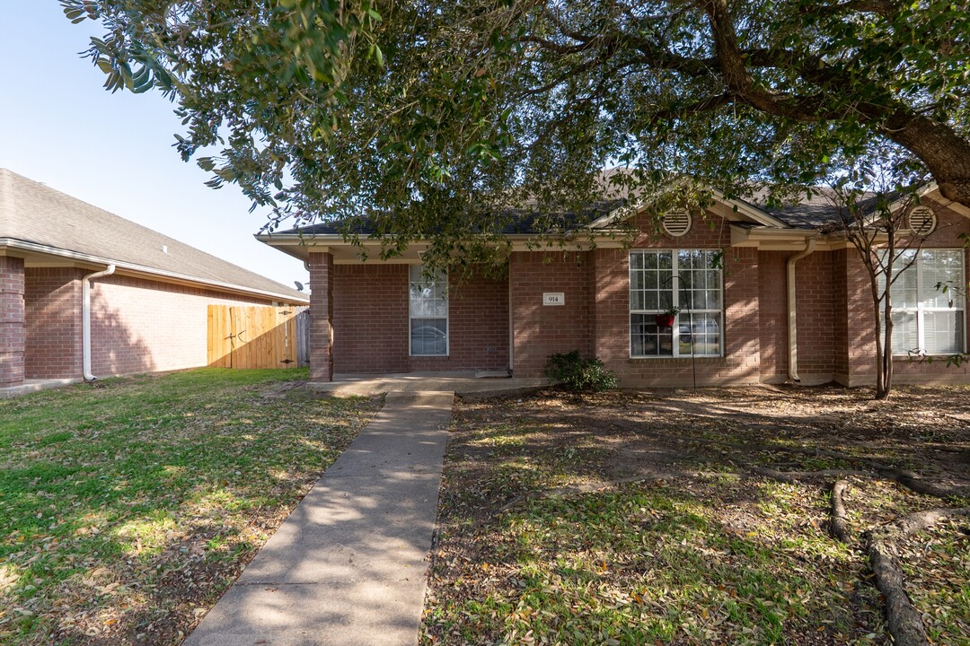 914 Willow Pond St in College Station, TX - Building Photo