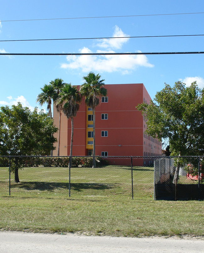 Amarylis Pond Apartments in Homestead, FL - Foto de edificio - Building Photo