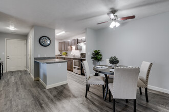 Spring Lake Apartments in Granger, IN - Foto de edificio - Interior Photo