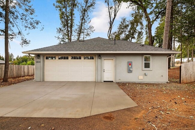 1605 Gate Ln in Paradise, CA - Building Photo - Building Photo