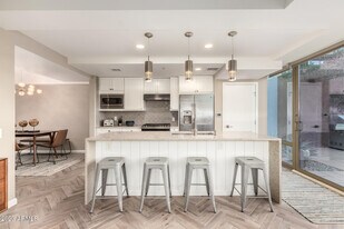 7161 E Rancho Vista Dr in Scottsdale, AZ - Building Photo