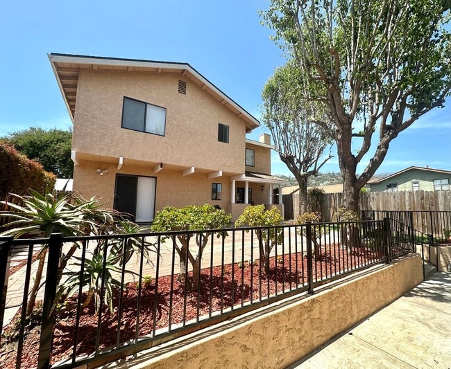 1009 E Haley St in Santa Barbara, CA - Building Photo - Building Photo