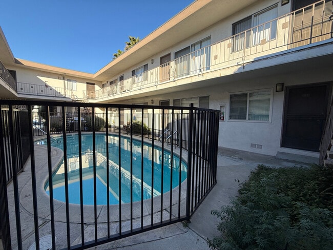 2020 Preuss Rd, Unit 105 in Los Angeles, CA - Foto de edificio - Building Photo