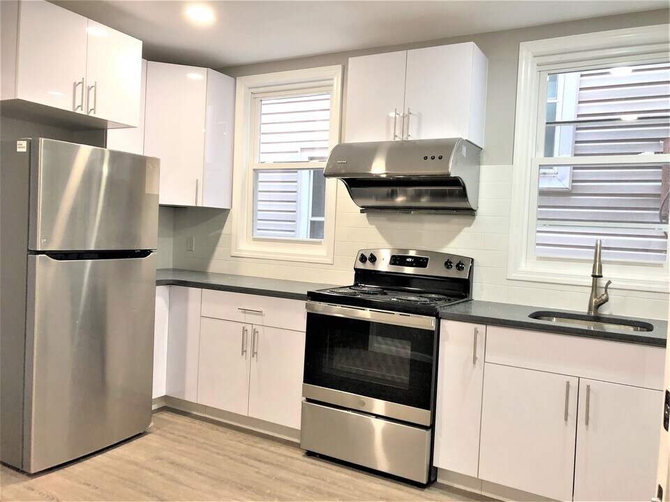 231 Avenue E, Unit 1R Photo