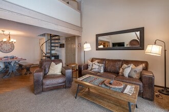 1945 Cornice Rd in Steamboat Springs, CO - Foto de edificio - Building Photo