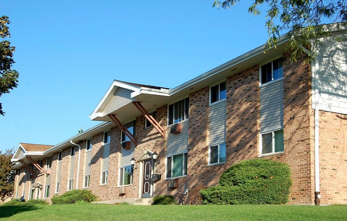 College Manor Apartments in Milwaukee, WI - Foto de edificio