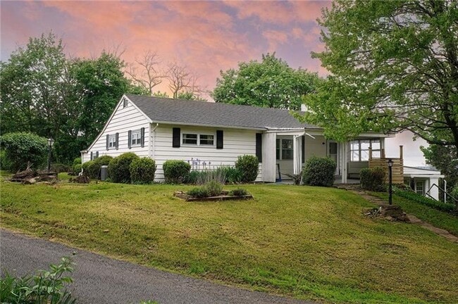 8092 University Blvd in Coraopolis, PA - Building Photo - Building Photo